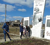 Уборка территории около памятника